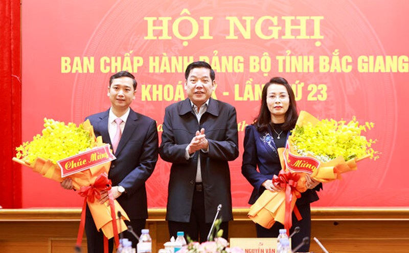 Secretary of Bac Giang Provincial Party Committee Nguyen Van Gau presents flowers to congratulate the two new Deputy Secretaries of the Provincial Party Committee. Photo: Bac Giang Portal