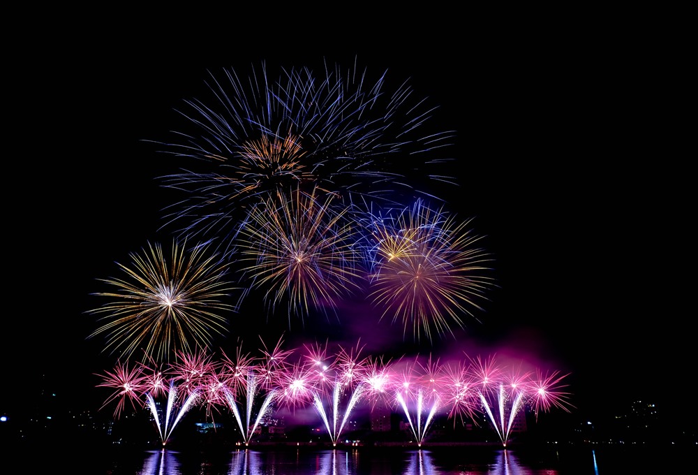 The Prime Minister requested that fireworks displays to celebrate the New Year must ensure safety, be economical, and create a joyful and exciting atmosphere among the people. Photo: Hoang Vinh