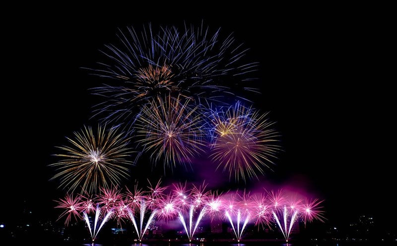 The Prime Minister requested that fireworks displays to celebrate the New Year must ensure safety, be economical, and create a joyful and exciting atmosphere among the people. Photo: Hoang Vinh