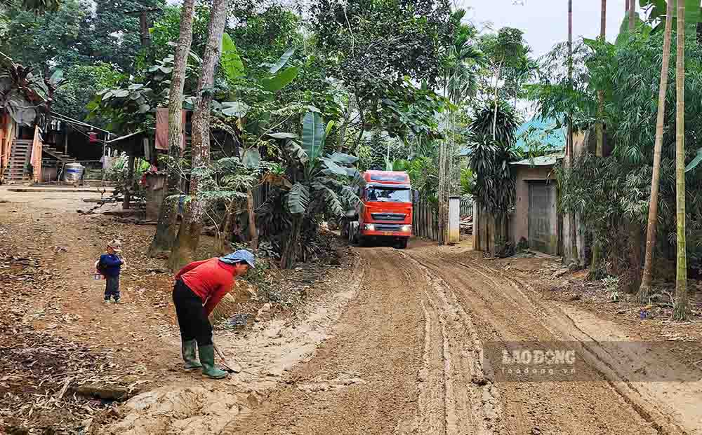 A truck from a quarry destroys a residential road in Tuyen Quang. Photo: Viet Bac.
