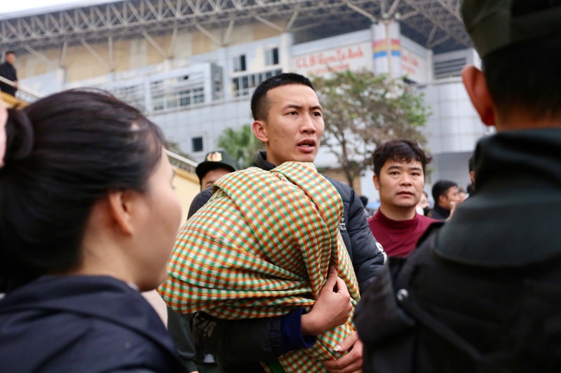 Co dong vien trai chieu, xep hang tu dem nhung khong the mua ve xem tuyen Viet Nam thi dau. Anh: Huu Pham