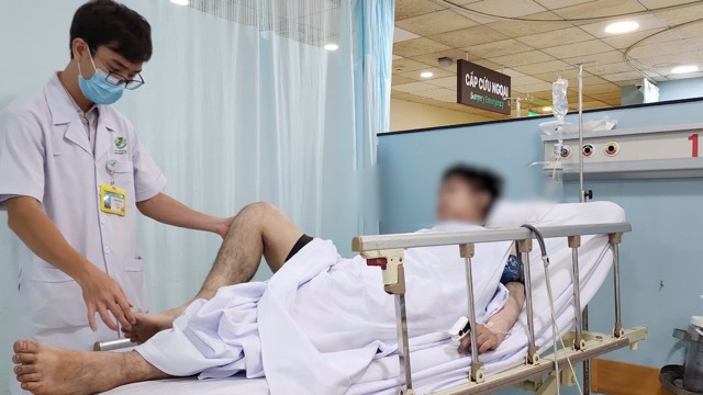 Patients in the motel room fire are treated at Military Hospital 175. Photo: DINH CHINH