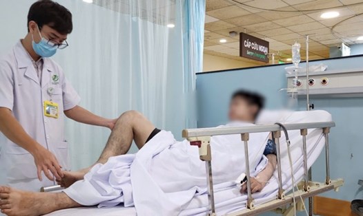 Bệnh nhân trong vụ cháy phòng trọ được cấp cứu tại Bệnh viện Quân y 175. Ảnh: ĐÌNH CHÍNH