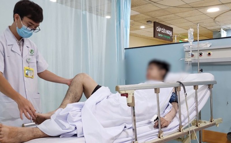 Patients in the motel room fire are treated at Military Hospital 175. Photo: DINH CHINH