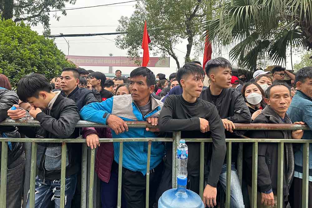 Ghi nhan cua Lao Dong, khoang 10h30 sang 27.12, toan bo ve tran ban ket luot ve giua tuyen Viet Nam va Singapore tai san Viet Tri (tinh Phu Tho) da ban het.