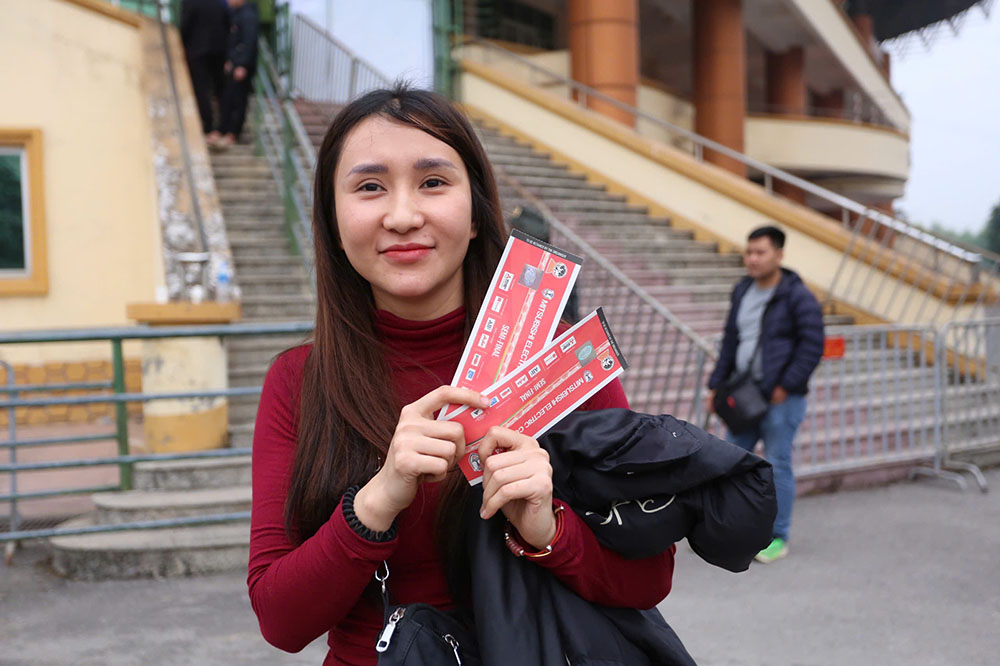 Niem vui cua nhung co dong vien may man so huu ve vao san co vu tuyen Viet Nam da ban ket luot ve ASEAN Cup 2024 voi doi tuyen Singapore vao luc 20h00 ngay 29.12.