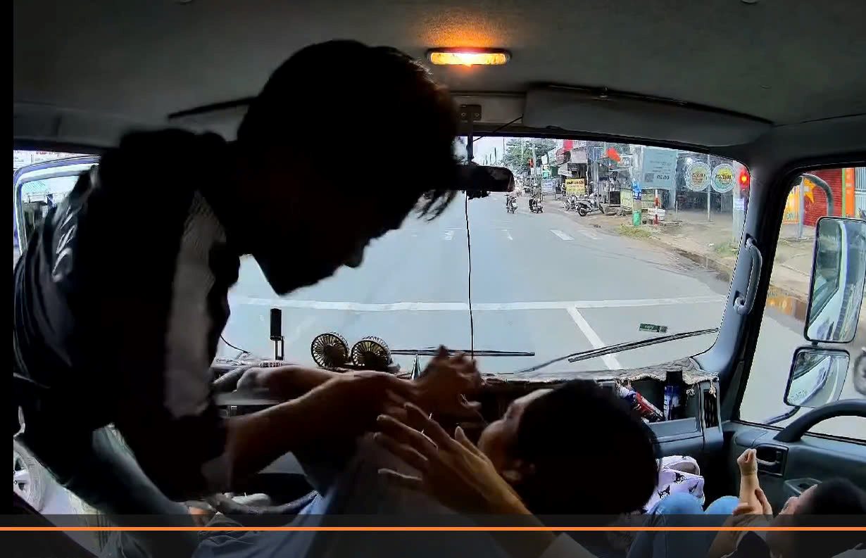 Công an thành phố Đồng Xoài đã khởi tố đối tượng đánh tài xế xe tải trên đường. Ảnh cắt từ clip