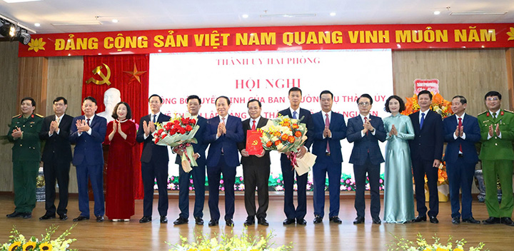 Bi thu Thanh uy Hai Phong Le Tien Chau chuc mung Dang bo thanh pho Thuy Nguyen. Anh: Dam Thanh