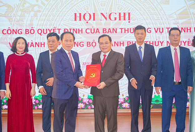 Hai Phong City Party Secretary Le Tien Chau presented the Decision of the Standing Committee of the City Party Committee on the establishment of the Thuy Nguyen City Party Committee. Photo: Dam Thanh