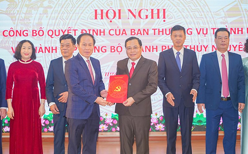 Hai Phong City Party Secretary Le Tien Chau presented the Decision of the Standing Committee of the City Party Committee on the establishment of the Thuy Nguyen City Party Committee. Photo: Dam Thanh