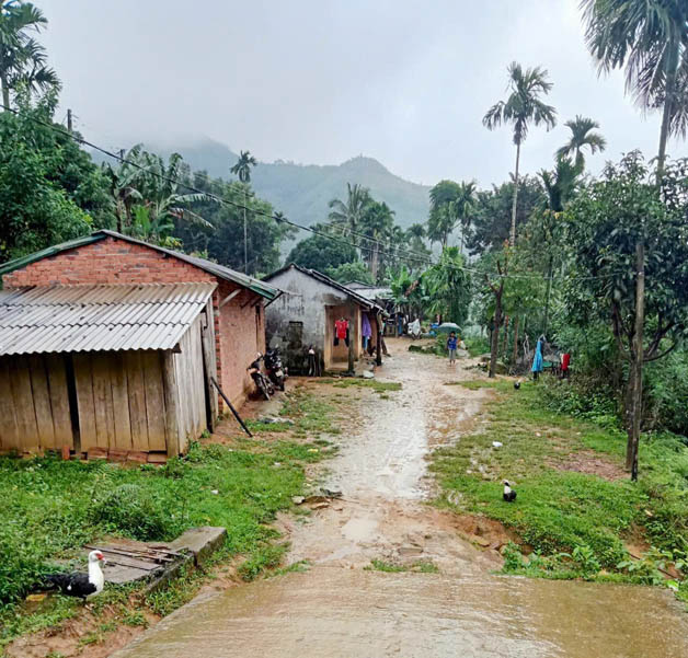 Residential area located below a mountain crack in Huong Tra commune, Tra Bong district, Quang Ngai province. Photo: Vien Nguyen