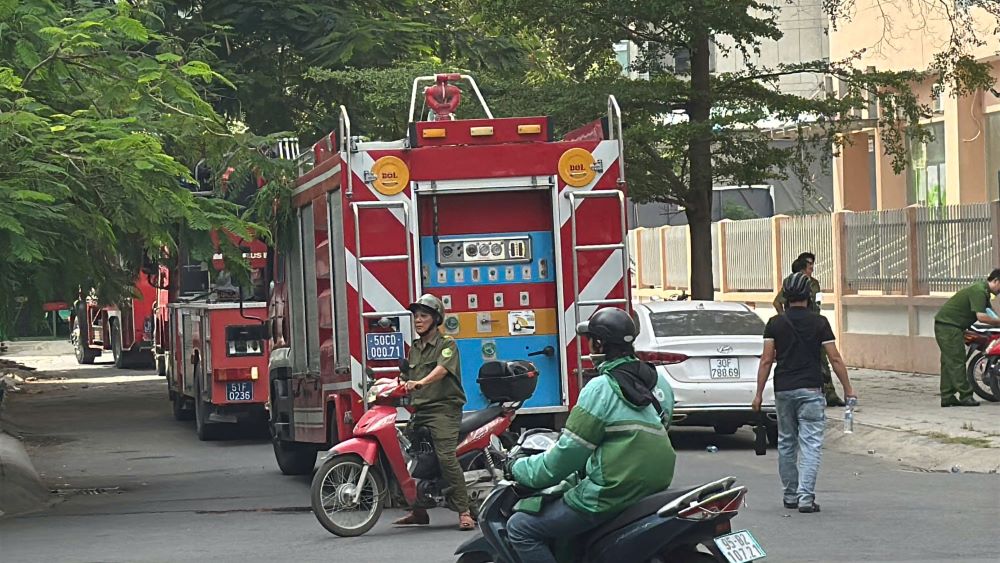 Xe cuu hoa duoc dieu dong den hien truong vu chay de dap lua. Anh: Dong Hoang