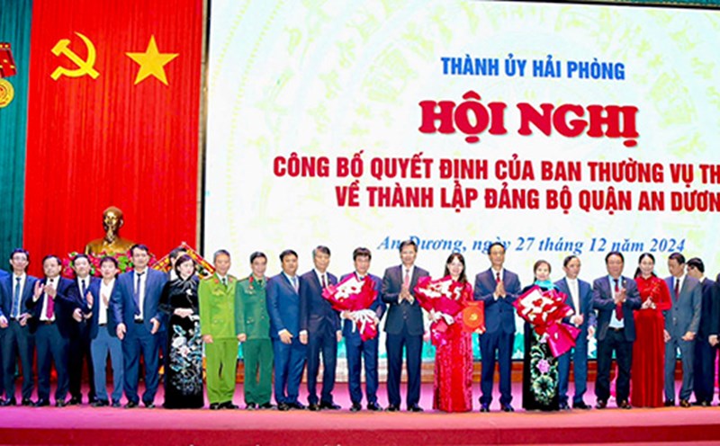 Hai Phong City leaders presented the Decision to the An Duong District Party Committee. Photo: Hai Phong Portal