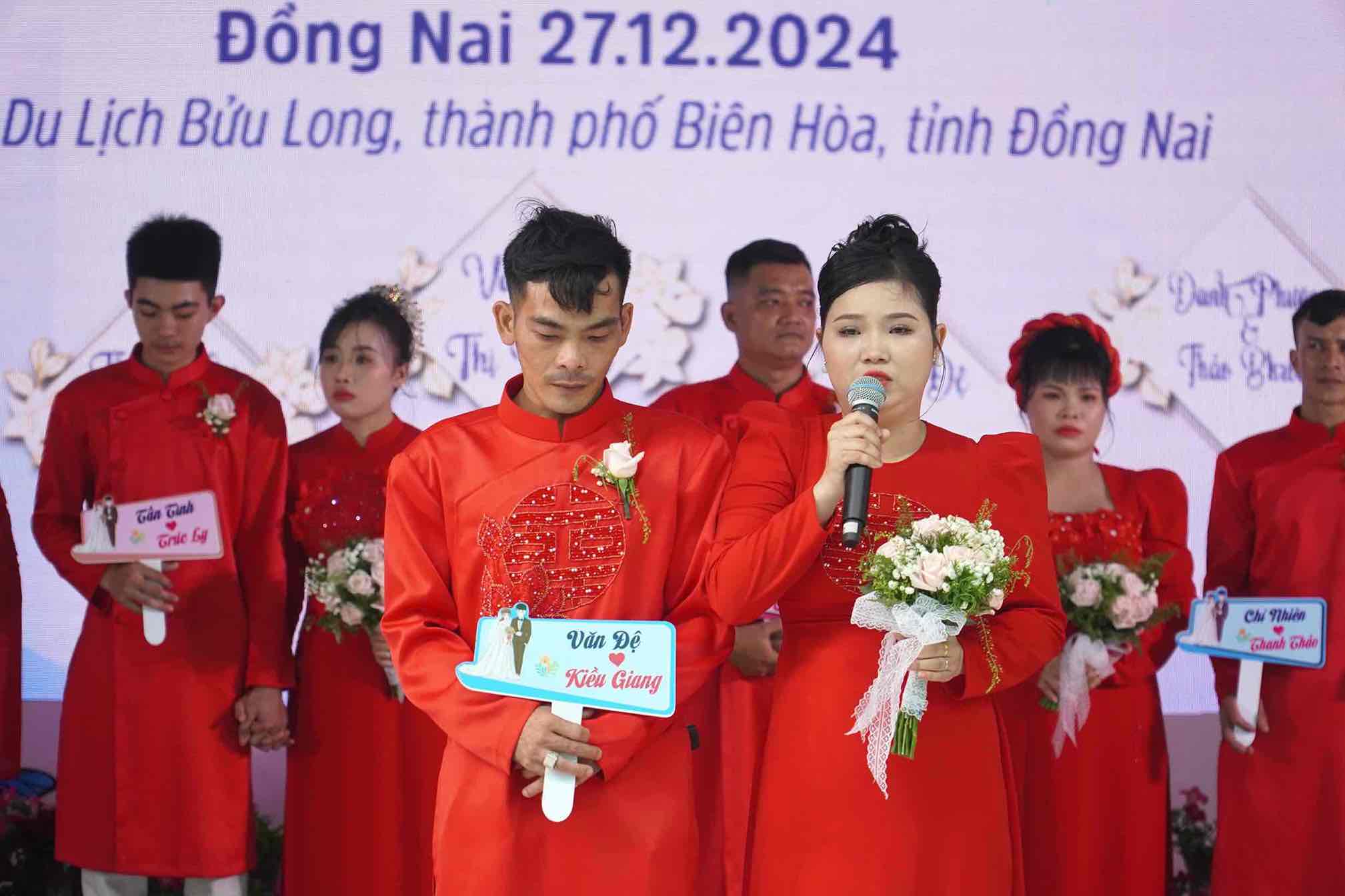 Female worker couple Bui Thi Kieu Giang - Ho Van De at the collective wedding ceremony hosted and coordinated by the union. Photo: HAC