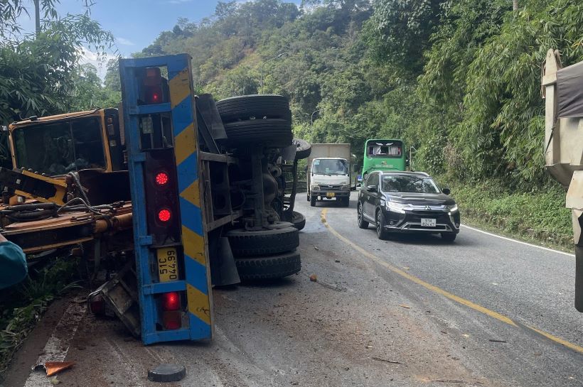 Accident scene on Bao Loc pass. Photo: Lam Hong