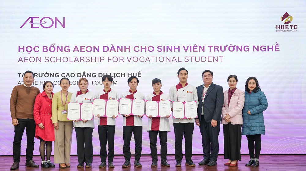 Đại diện AEON Việt Nam trao học bổng cho sinh viên tại Trường cao đẳng du lịch Huế. Ảnh: DN cung cấp