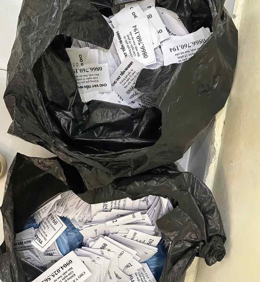 Các đối tượng phát tờ rơi quảng cáo để cho vay lãi cao. Ảnh: Công an cung cấp