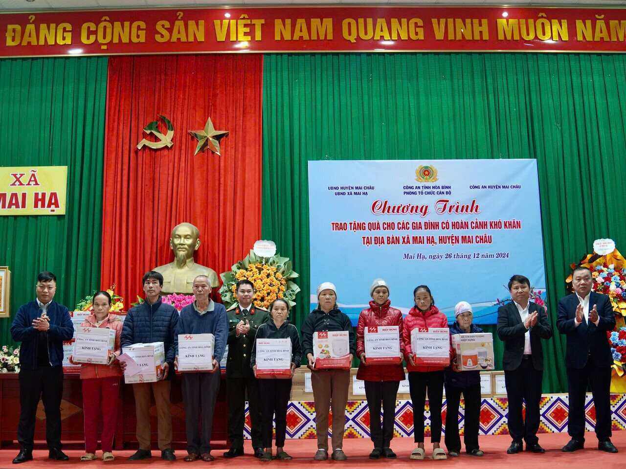 Many meaningful gifts were given to disadvantaged households in the mountainous areas of Hoa Binh. Photo: Tran Hai