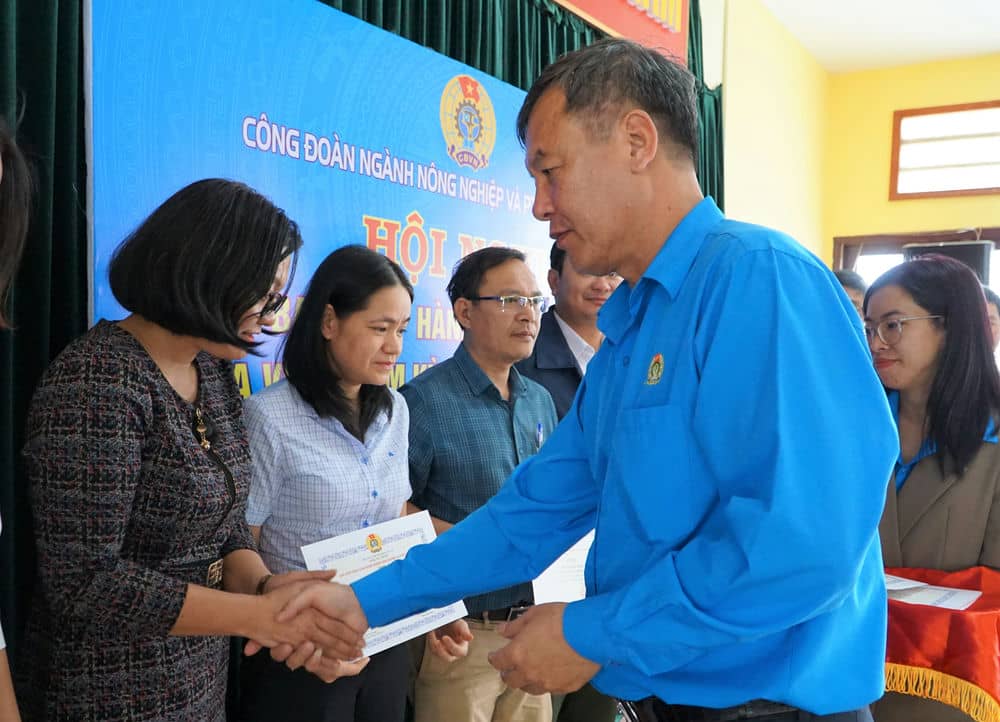 The Agricultural Trade Union has promptly advised and supported workers in resolving policies and regimes. Photo: Thanh Tuan