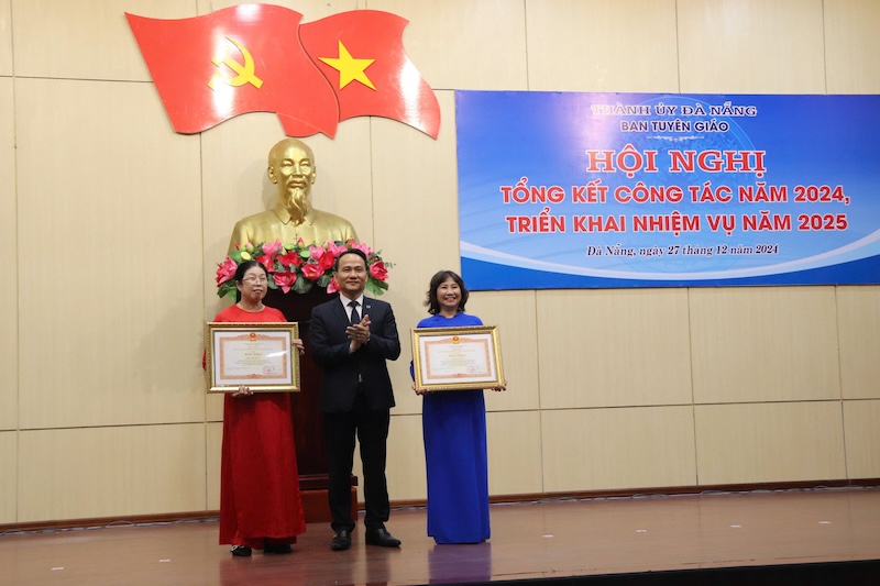 Rewarding collectives with outstanding achievements in propaganda work of Da Nang City in 2024. Photo: Nguyen Linh