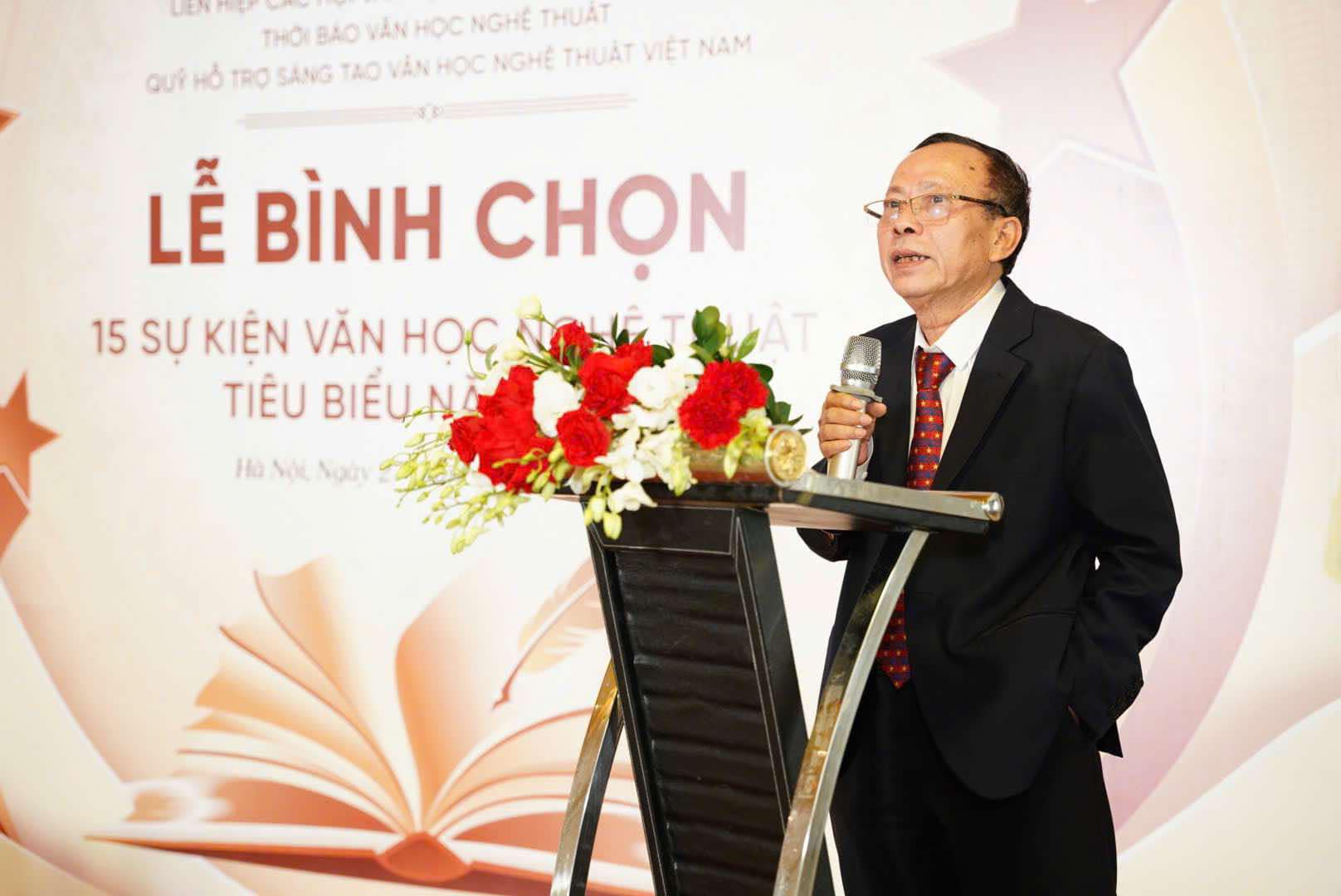 Nha van, nha bao Hoang Du - Tong bien tap Thoi bao Van hoc nghe thuat, Truong Ban to chuc phat bieu. Anh: BTC