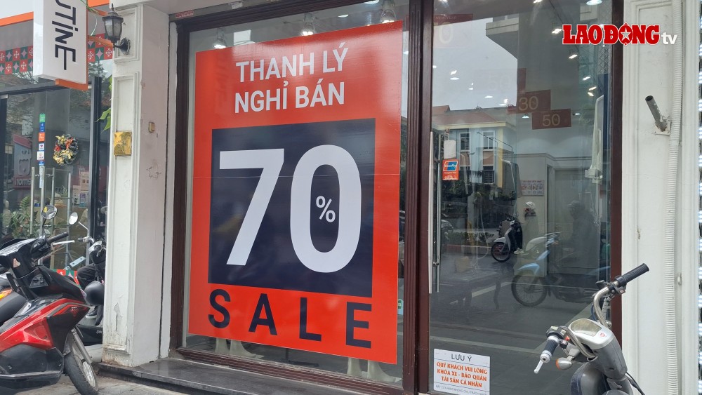 The store has big discounts but still has few customers. Photo: Den Phu