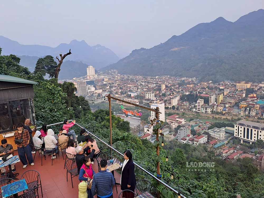 Uống cà phê ngắm phố núi Hà Giang từ trên cao. Ảnh: Đan Thanh