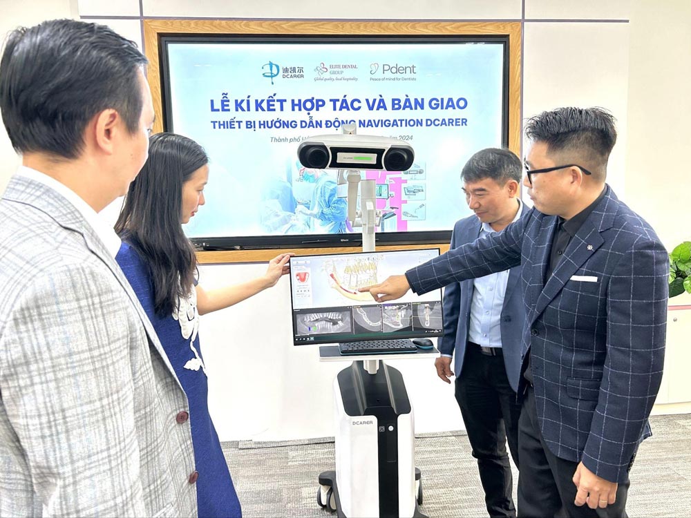 Elite Dental representatives and guests observed and learned about the innovative design of the device. Photo: Provided by the company