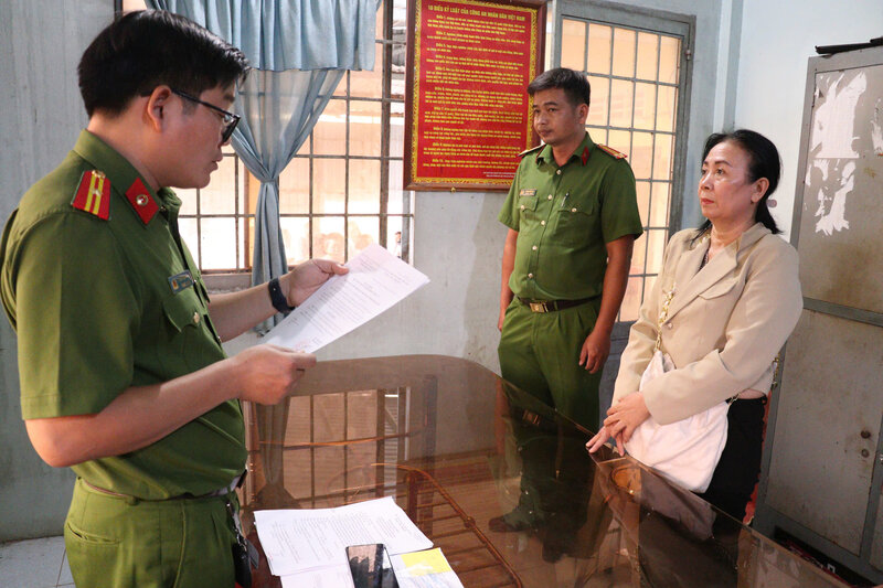 Arrest of suspect for fraud of about 8 billion VND. Photo: Provided by police