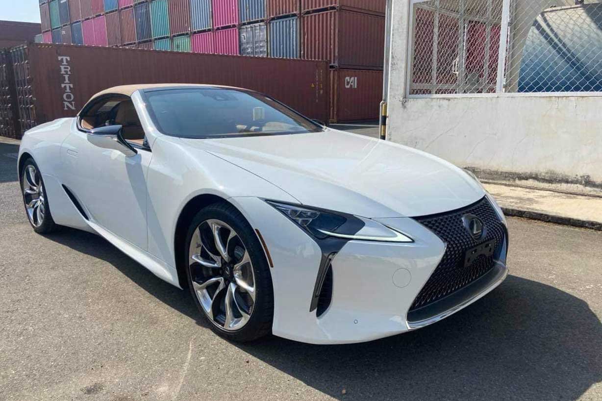 Close-up of the exterior of the Lexus LC 500 worth over 10 billion VND. Photo: Hong Quan