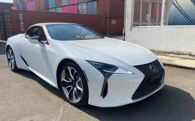 Close-up of the exterior of the Lexus LC 500 worth over 10 billion VND. Photo: Hong Quan