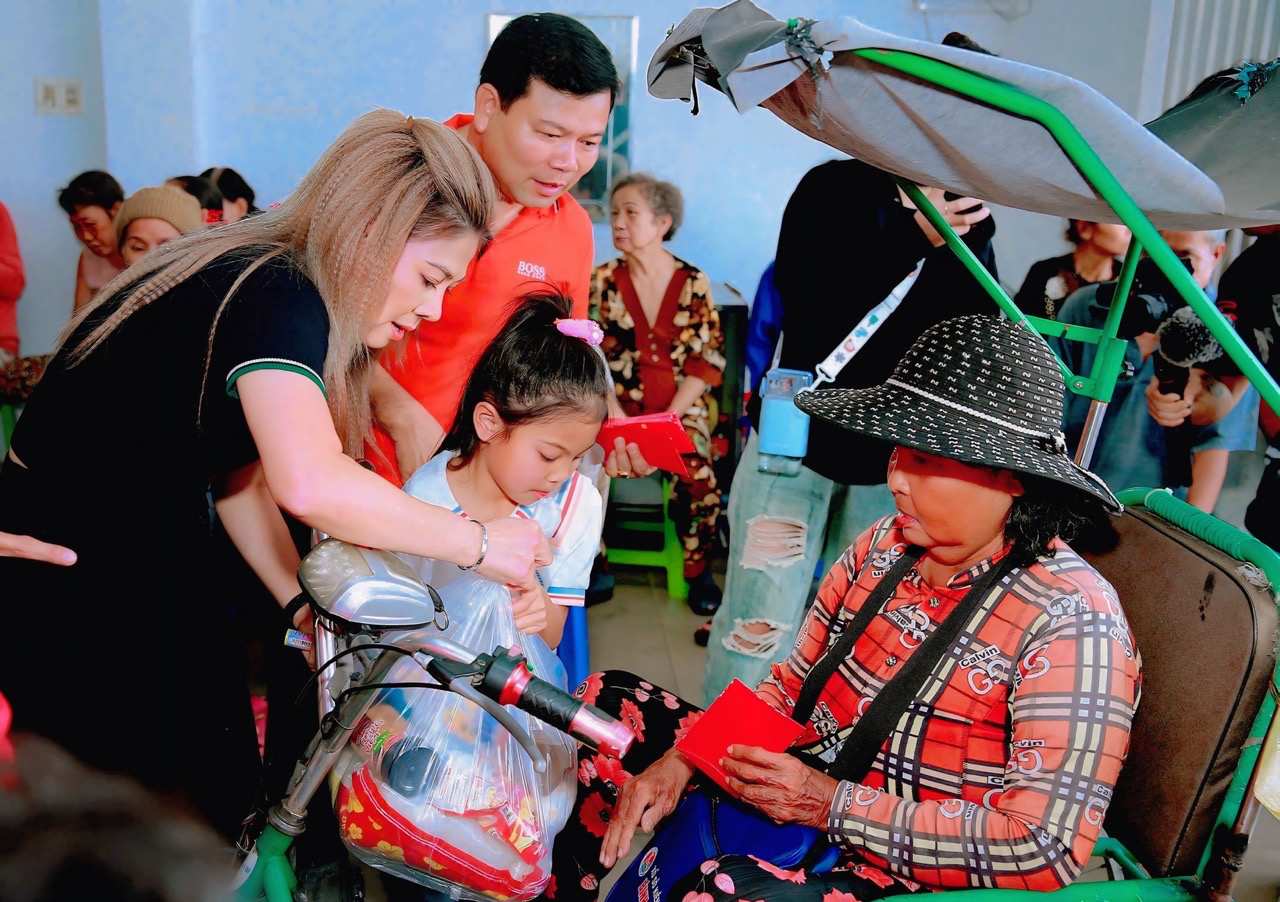 Thanh Thao and her daughter participate in social activities. Photo: Artist provided.