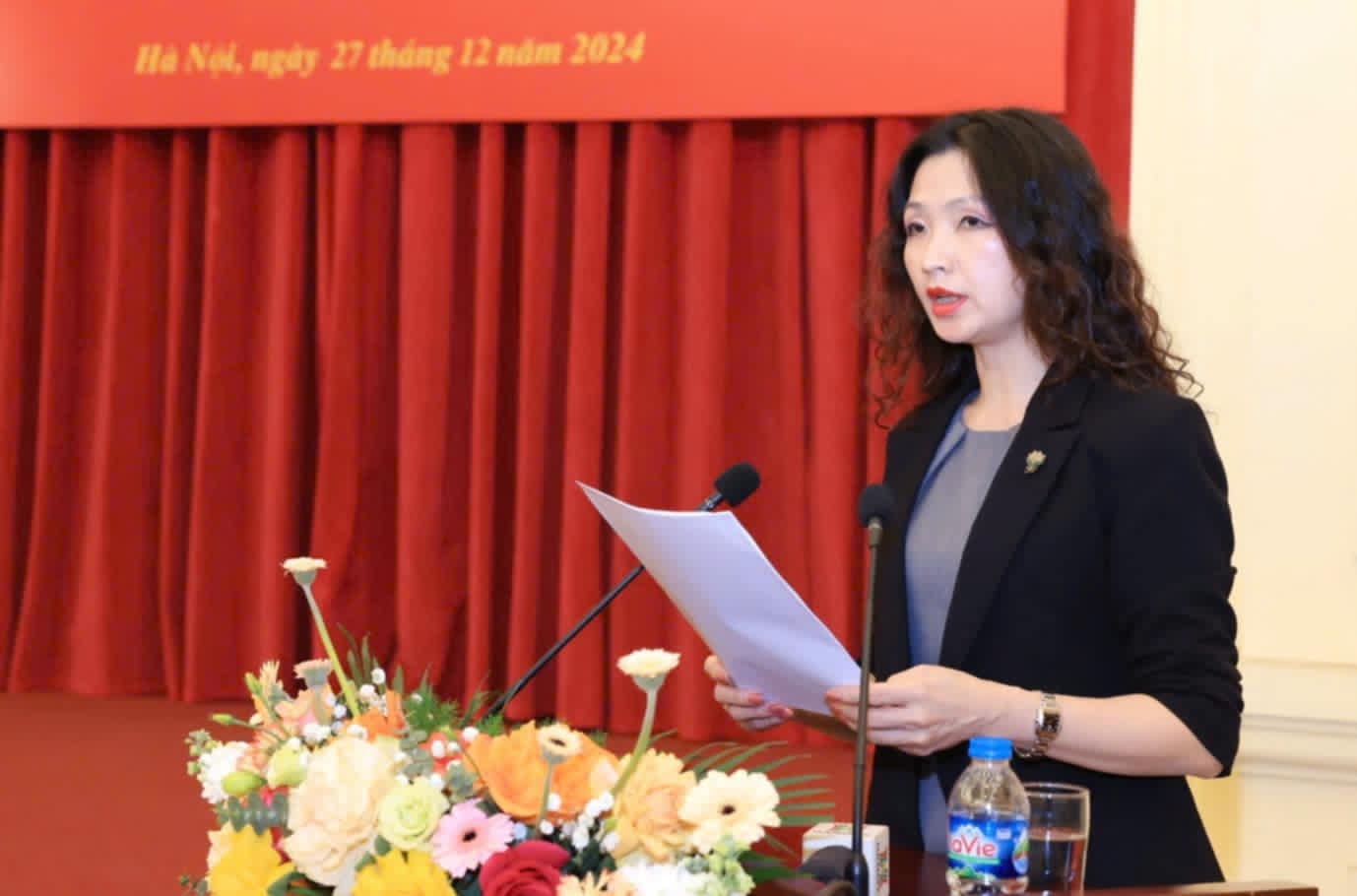 Ms. Do Thi Phong Lan, Deputy Director of the Department of Organization and Personnel, Ministry of Construction, spoke at the press conference on December 27. Photo: Phan Anh