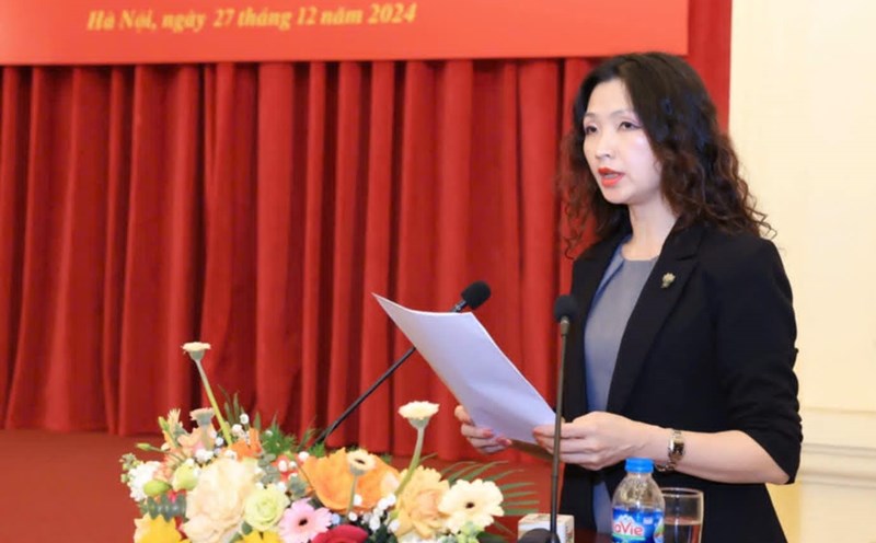 Ms. Do Thi Phong Lan, Deputy Director of the Department of Organization and Personnel, Ministry of Construction, spoke at the press conference on December 27. Photo: Phan Anh