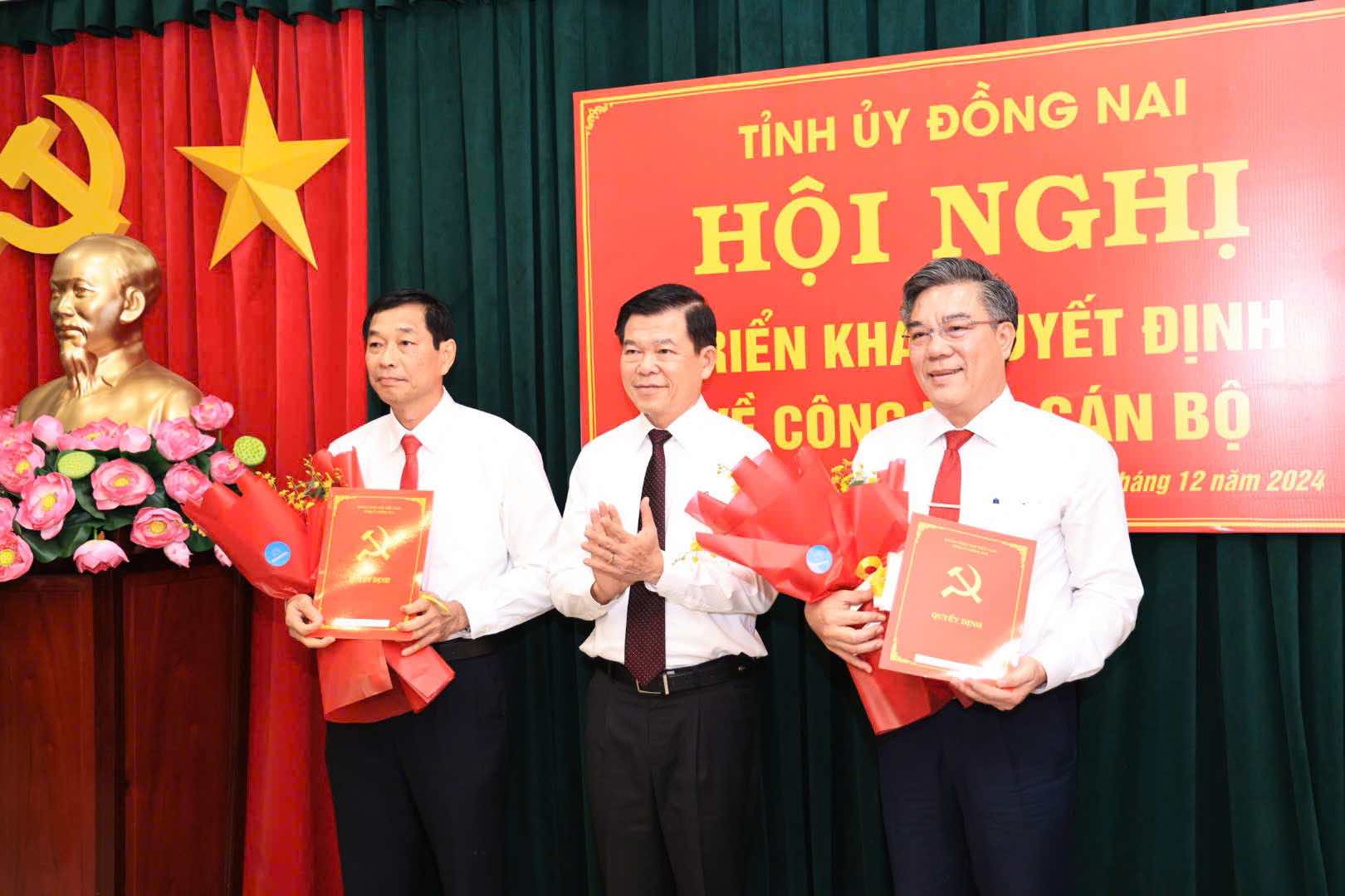 Secretary of Dong Nai Provincial Party Committee Nguyen Hong Linh presents the decision to Mr. Duong Minh Dung (right) and Mr. Vo Van Phi (left) at Long Thanh District Party Committee. Photo: HAC
