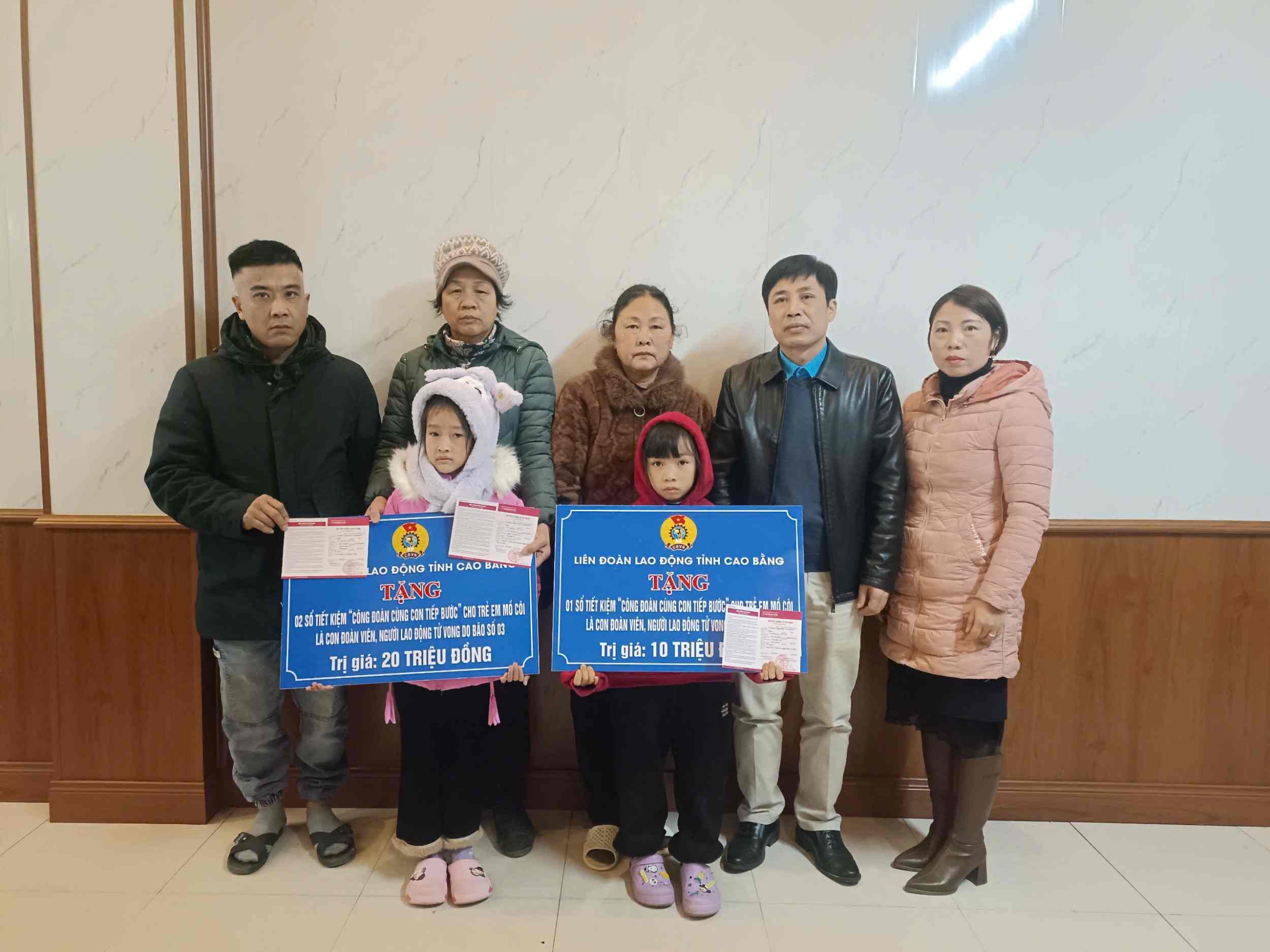 Trade unions at all levels are sharing with relatives of union members and workers who died due to storm No. 3. Photo: Dinh Huong.