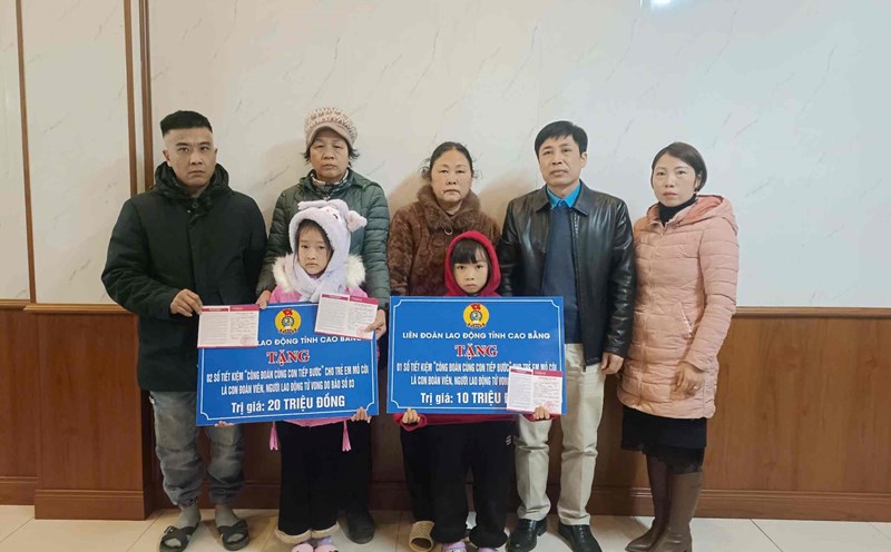 Trade unions at all levels are sharing with relatives of union members and workers who died due to storm No. 3. Photo: Dinh Huong.