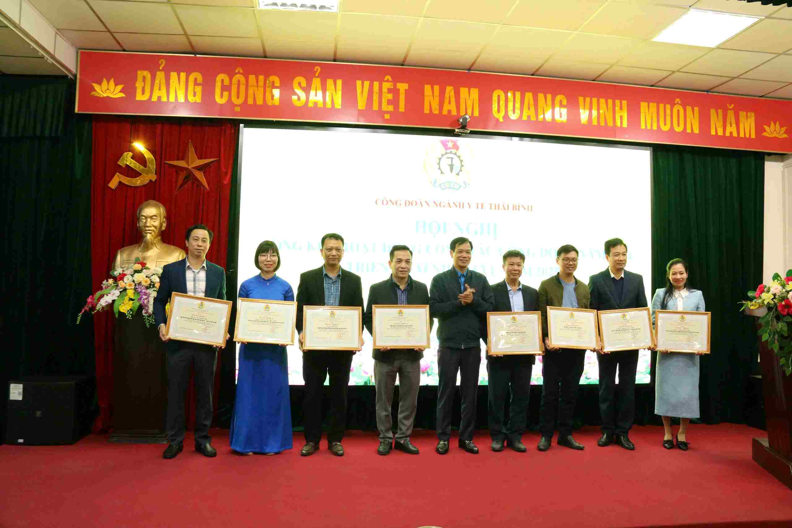 Leaders of Thai Binh Provincial Federation of Labor awarded prizes to groups and individuals at the conference. Photo: Ba Manh