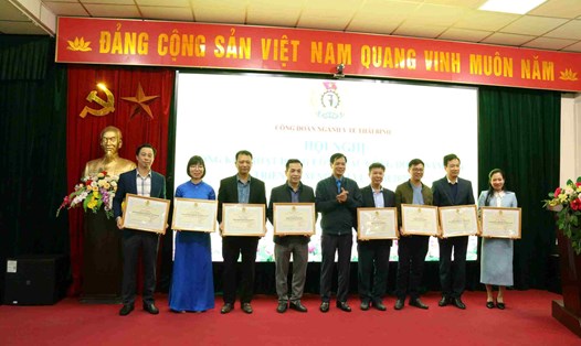 Lãnh đạo LĐLĐ tỉnh Thái Bình trao khen thưởng cho các tập thể và cá nhân tại hội nghị. Ảnh: Bá Mạnh