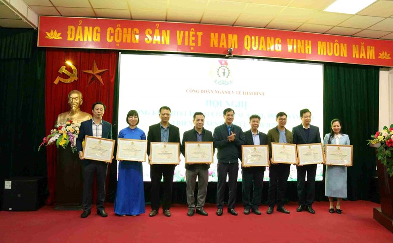 Leaders of Thai Binh Provincial Federation of Labor awarded prizes to groups and individuals at the conference. Photo: Ba Manh