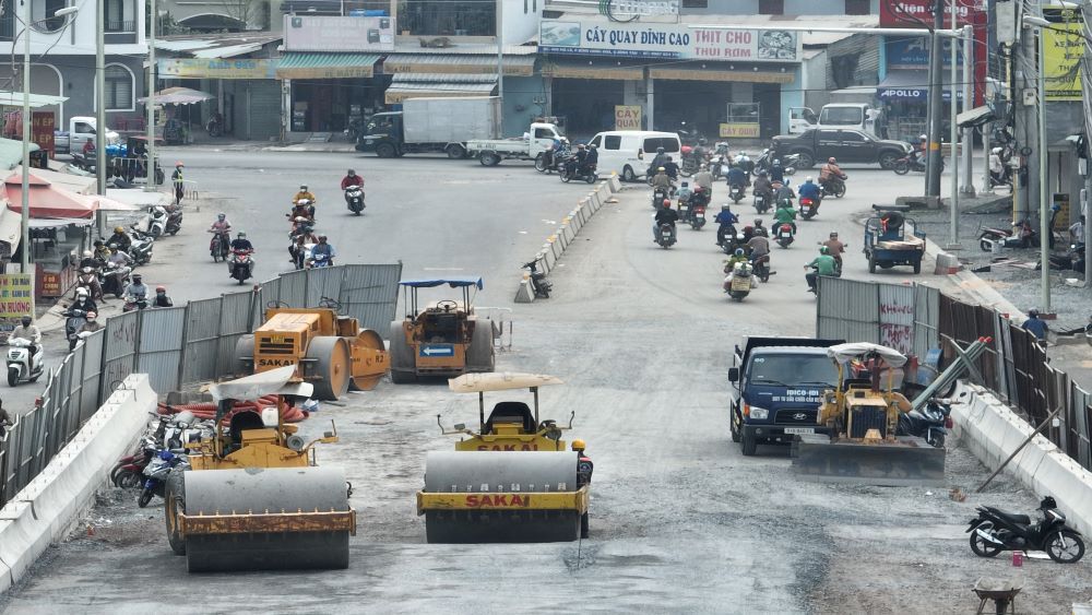 Nhiều máy móc được hỗ trợ bên trong công trường để sớm đẩy nhanh dự án về đích. Ảnh: Anh Tú