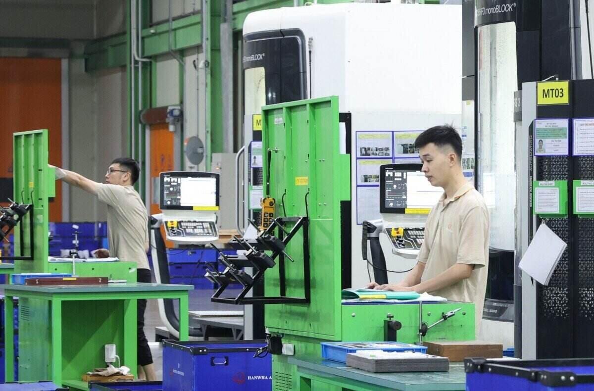 One of the emulation contents in 2025 launched by the Hanoi City Labor Federation in the business sector is to improve skills, expertise, promote initiatives, and improve techniques. Photo: Trade Union