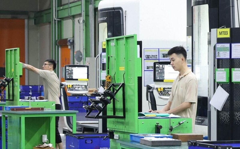 One of the emulation contents in 2025 launched by the Hanoi City Labor Federation in the business sector is to improve skills, expertise, promote initiatives, and improve techniques. Photo: Trade Union
