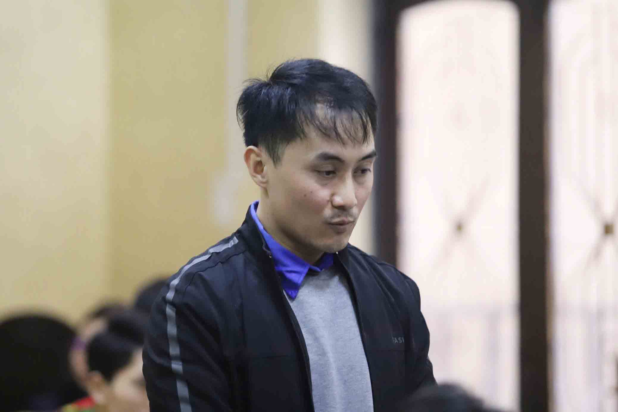 Bị cáo Dũng - cựu Chủ tịch UBND xã Lưu Vĩnh Sơn vi phạm về quản lý đất đai lĩnh án 7 tháng tù. Ảnh: Trần Tuấn.