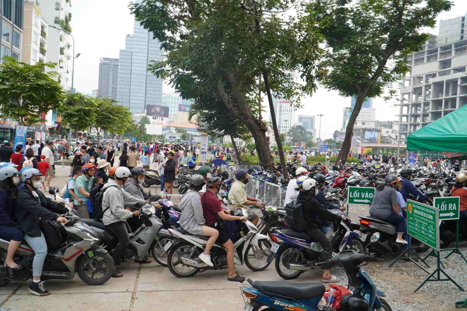 People park their motorbikes at September 23 Park to take Metro Line 1 on December 22. Photo: Minh Quan