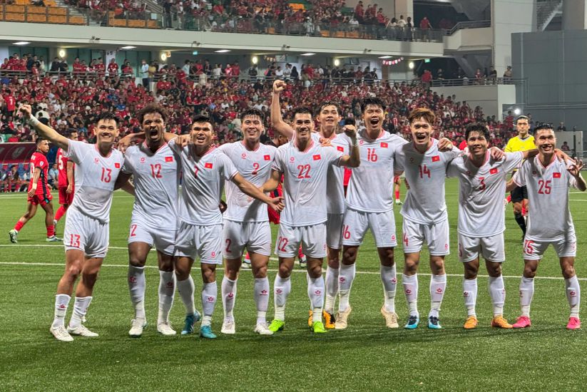 Vietnam team beat Singapore 2-0 in the first leg of the ASEAN Cup 2024 semi-finals. Photo: Bao Han