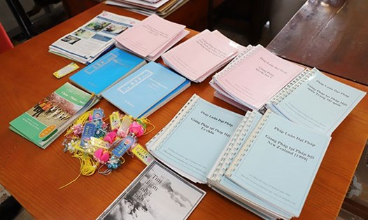 Những tài liệu tuyên truyền Pháp luân công trái phép do lực lượng chức năng thu giữ. Ảnh: Công an tỉnh Yên Bái
