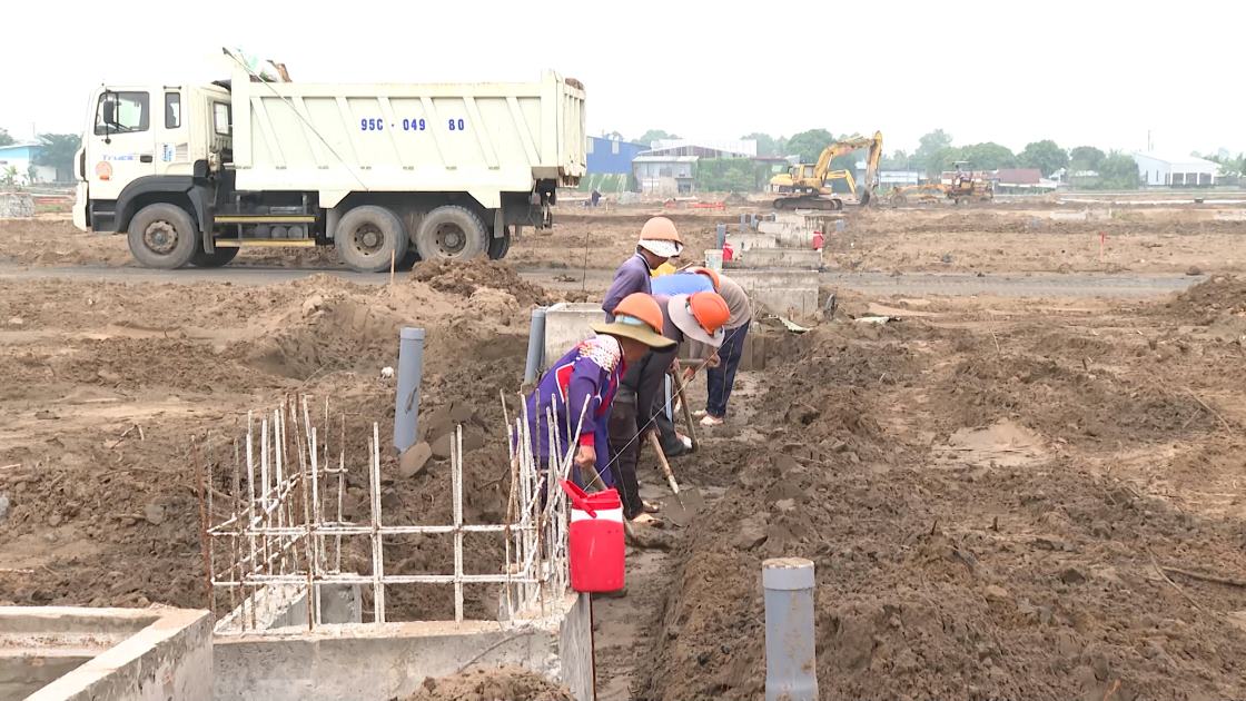 Human resources and equipment have been mobilized to speed up construction of the resettlement area serving VSIP Can Tho industrial park.