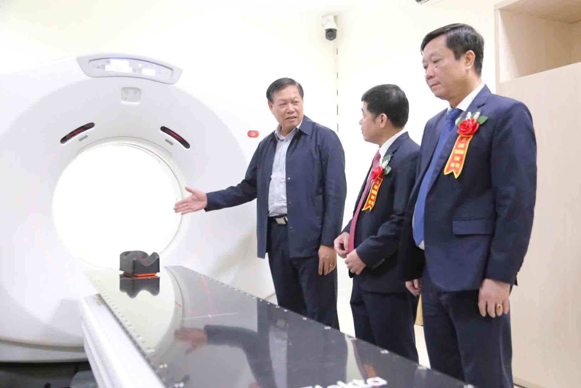Khu xa tri hien dai tai Benh vien DK tinh Ha Tinh di vao hoat dong giup benh nhan ung thu bot ton kem, vat va di lai khi phai ra tuyen Trung uong xa tri. Anh: Dang Khoa.