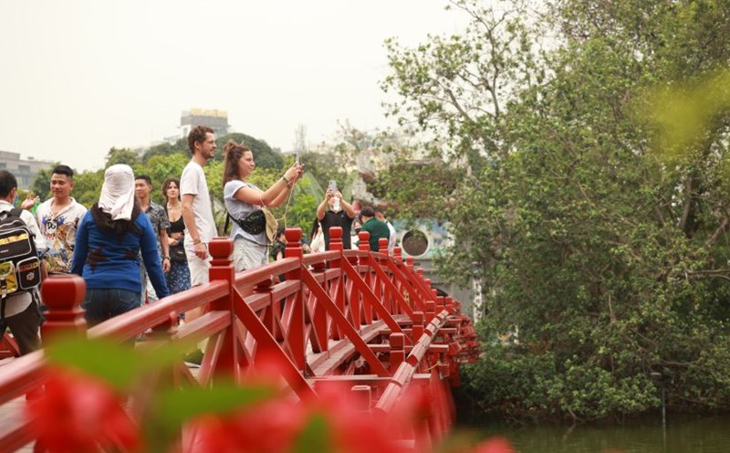 Customers choose to travel close to home during New Year 2025. Photo: Hai Nguyen